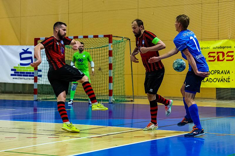 Interobal Plzeň - Chrudim (v modrém), 2. finále play-off 1. Futsal ligy, 6. května 2022.