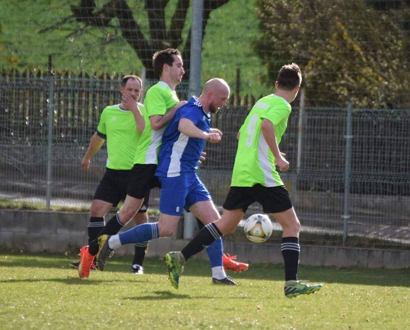 I. B třída, skupina B (15. kolo): SK Bolešiny (na snímku fotbalisté v modrých dresech) - TJ Sokol Štěnovice (zelení) 4:0.