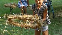 V zámeckém parku v Křimicích si mohli děti i dospělí vyzkoušet výrobu slaměných tvarů.