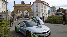 Plzenští dopravní policisté předvedli nové vozidlo BMW i8, v rámci prvnomájové vyjížďky motorkářů z Plzně na letiště v Plané.