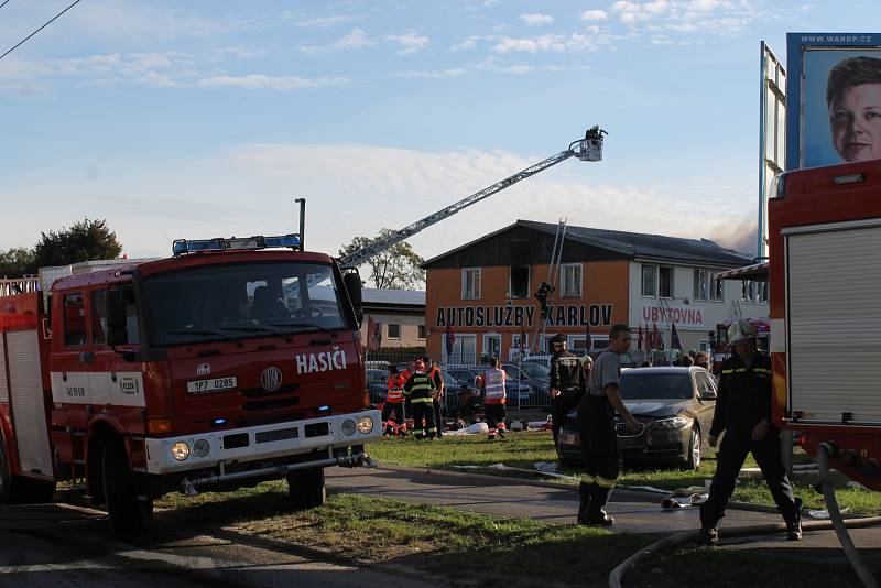 Rozsáhlý požár ubytovny v Plzni na Karlově.