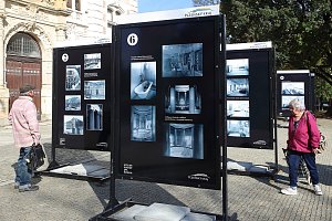 Městské lázně na fotografiích jsou tématem výstavy před Západočeským muzeem. Na deseti panelech si můžete až do konce roku prohlédnout minulost, současnost i budoucí podobu unikátní budovy Městských lázní.