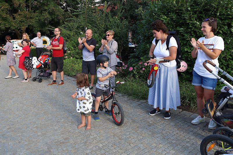 Zpěvomat - skupiny amatérských i profesionálních zpěváků zpívají na přání kolemjdoucích na ulici. Fotografie jsou z plzeňské Mlýnské strouhy.