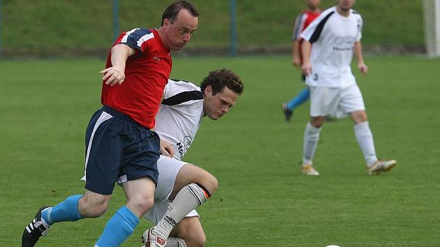 První vítězství v sezoně si připsali na své konto fotbalisté Rapidu Plzeň. Na snímku v souboji Milan Brabec (v červeném) s jedním z Boleveckých.