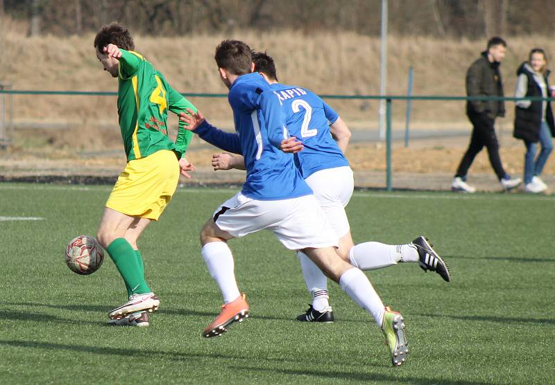 Fotbalisté plzeňského Rapidu (na archivním snímku hráči v modrých dresech) porazili Chotíkov. Naopak Tlumačov (zelení) doma utrpěl debakl, Zruči podlehl 1:5.