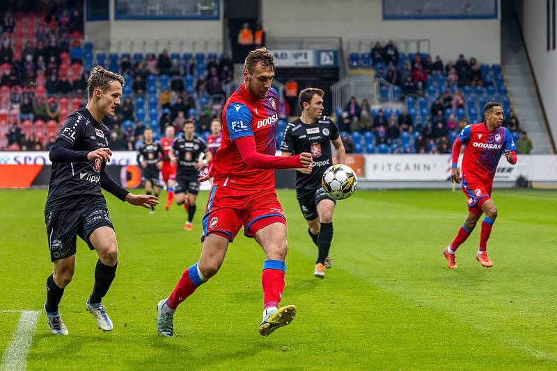 Fotbalisté Viktorie Plzeň podlehli na úvod ligového jara doma nečekaně Hradci Králové 1:2.