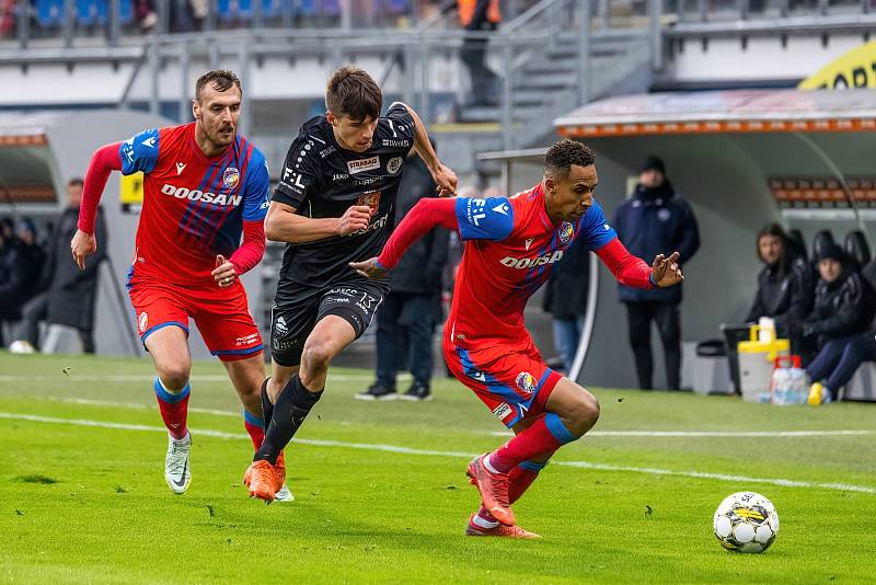 Fotbalisté Viktorie Plzeň podlehli na úvod ligového jara doma nečekaně Hradci Králové 1:2.