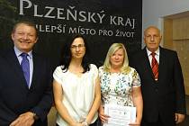 První místo v kategorii veřejného sektoru získalo Centrum pečovatelských a ošetřovatelských služeb Město Touškov. Cenu převzala ředitelka Lenka Šeflová (druhá zprava)