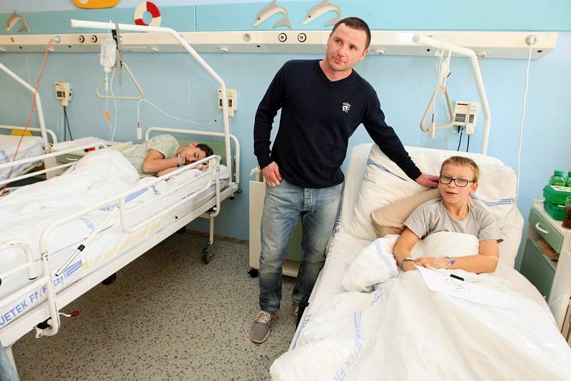 Díky dražbě dresů plzeňských hokejistů získalo dětské oddělení Kliniky ortopedie a traumatologie pohybového ústrojí ve Fakultní nemocnici Plzeň tři speciální polohovatelná lůžka.