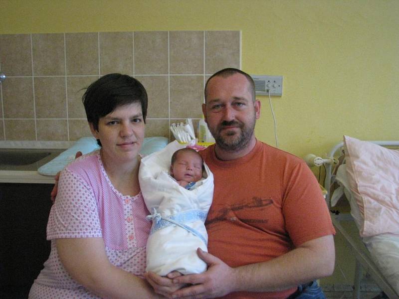 Rodiče Kateřina a Václav Hajnovi z Plzně chovají Václava (4,40 kg, 53 cm). Jejich prvorozený syn přišel na svět 16. ledna v 11:11 v plzeňské Mulačově nemocnici