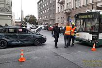 Střet trolejbusu s osobním automobilem na křižovatce ulic Koperníkova a Bendova v Plzni.