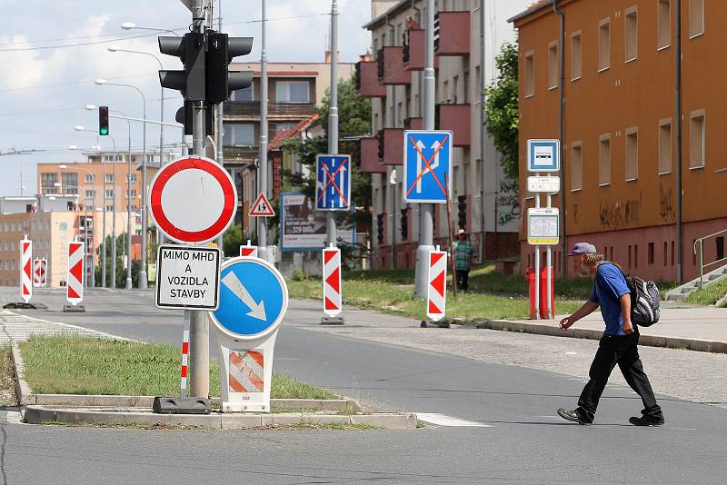 Půlroční rekonstrukce Dlouhé ulice v Plzni, která spojuje městské části Slovany a Doubravka omezí provoz automobilů. Po dobu rekonstrukce bude staveništěm projíždět pouze městská hromadná doprava.