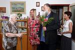 Stoletá Marie Bulová ve svém bytě přijímala gratulace i od zástupců městského obvodu starosty Lumíra Aschenbrennera a místostarostky Evy Trůkové.