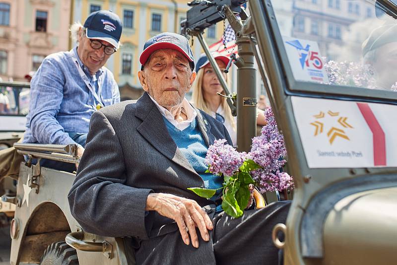 Konvoj svobody s více než 250 historickými vojenskými vozidly projel v neděli centrem města a zakončil letošní Slavnosti svobody. Přehlídky si zúčastnili i tři američtí a dva belgičtí účastníci osvobození v roce 1945, kterým mávaly tisíce lidí.