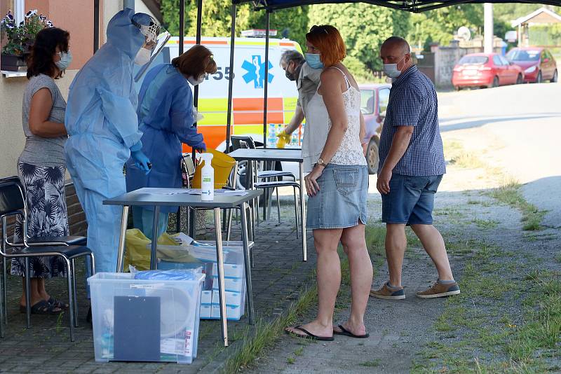 Hygienici provedli odběry na koronavirus u obyvatel obce Tatiná na severním Plzeňsku. Nákaza se v místě rozšířila v minulém týdnu.