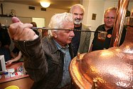 Ladislav Smoljak a Zdeněk Svěrák z Divadla Járy Cimrmana zakládají várku piva, které se má pít při letošním Pilsner Festu.