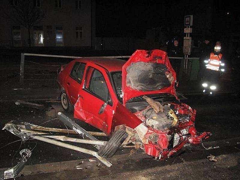 Opilý řidič najel na tramvajovou zastávku