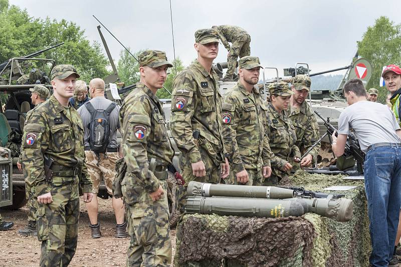 Vojenská přehlídka BAHNA.