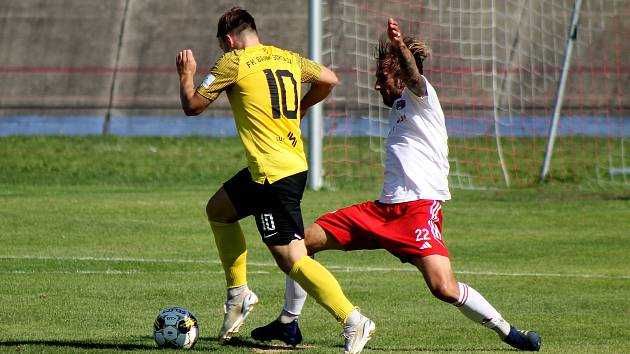 FORTUNA divize A, 7. kolo: SK Petřín Plzeň (na snímku fotbalisté v bílých dresech) - FK Baník Sokolov (žlutí) 1:1 (1:0).