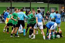 Po hromadné šarvátce mezi Horní Břízou (v zelených dresech) a Rapidem (v modrém) rozhodčí tasil včetně prvotního faulu tři červené karty.