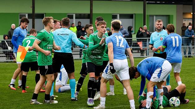 Po hromadné šarvátce mezi Horní Břízou (v zelených dresech) a Rapidem (v modrém) rozhodčí tasil včetně prvotního faulu tři červené karty.