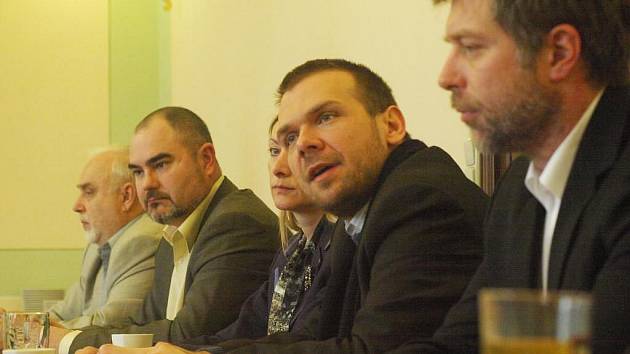 Zástupci koalice za ČSSD (zleva Miloslav Šimák, Martin Zrzavecký a Eva Herinková) a ODS (Martin Baxa, Petr Rund) představili programové prohlášení rady.