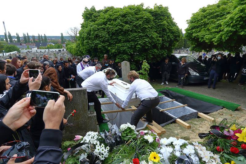 Rodina a blízcí se v pátek rozloučili s oběťmi tragické dopravní nehody osobního auta a vlaku u Kamenného Újezdu na Plzeňsku. Poslední rozloučení proběhlo na hřbitově v Nýřanech.