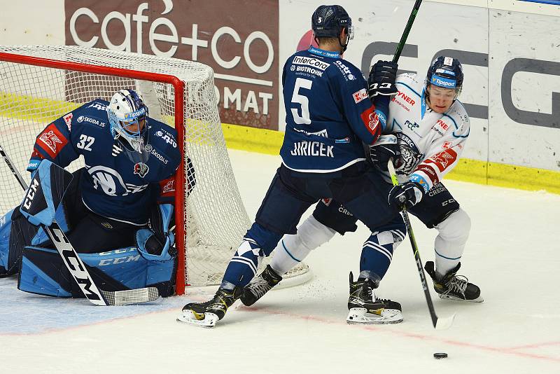 Ze zápasu 11. kola hokejové Tipsport extraligy HC Škoda Plzeň (v modrém) -  Bílí tygři Liberec 3:1