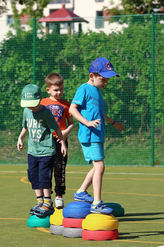 Předškoláci soutěží v pohybových dovednostech. Letos už posedmé poměří svoje schopnosti děti z plzeňských mateřinek ve čtyřech disciplínách. Naše fotografie jsou z Mateřské školy na sídlišti Plzeň - Vinice.