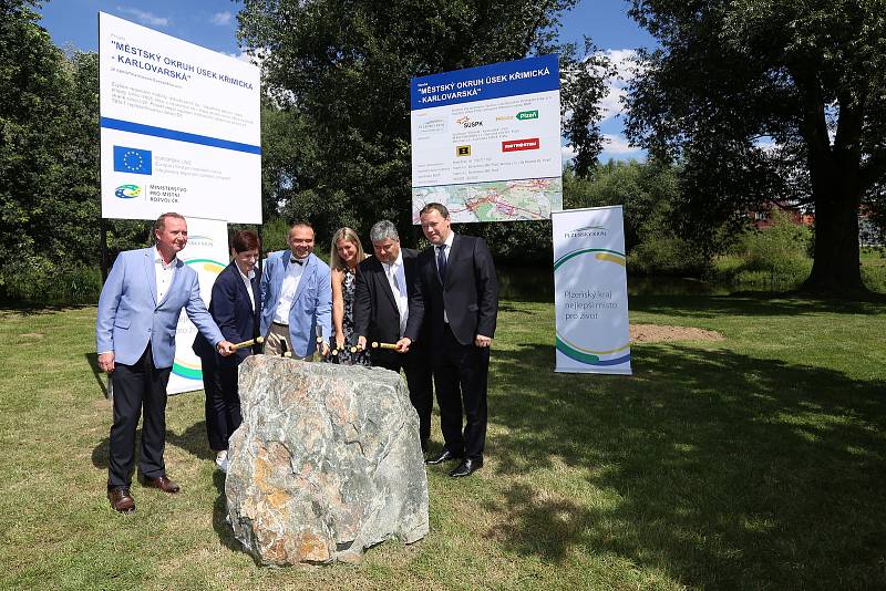 Poklepáním na základní kámen se v úterý slavnostně zahájila v Plzni Radčicích stavba městského okruhu v úseku Karlovarská - Křimická.