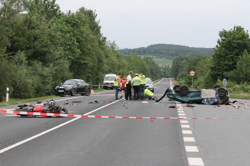 Tragická nehoda u Chotíkova, při které zemřeli dva lidé