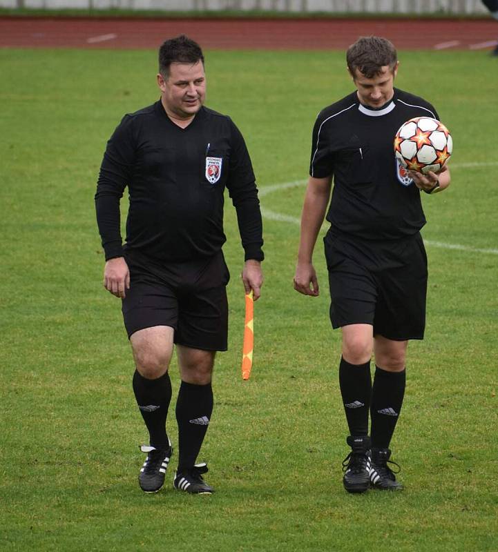 12. kolo FORTUNA divize A: Jiskra Domažlice B (na snímku fotbalisté v modrých dresech) - FK Hořovice 3:1.