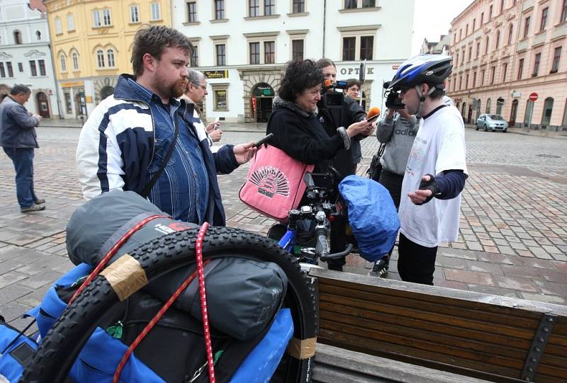 Jaroslav 'Šnek' Král před odjezdem na cestu kolem světa na náměstí Republiky v Plzni