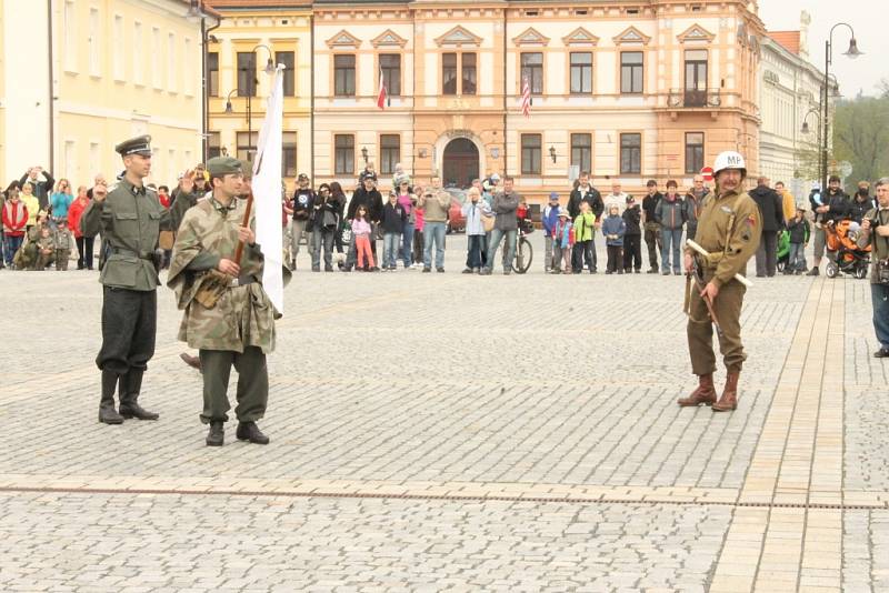 Oslavy? Džípy i kapitulace Němců.