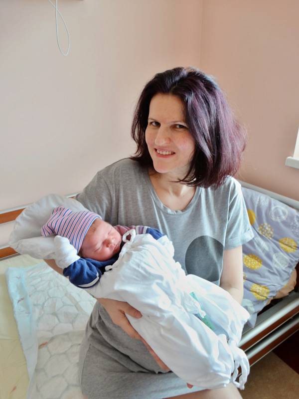 Milan Jirků se narodil 1. dubna v 16:12 mamince Karolině a tatínkovi Milanovi z Plzně. Po příchodu na svět v plzeňské FN vážil jejich prvorozený synek 3950 gramů a měřil 51 centimetrů.