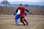 NEJEN NA ŠUMAVĚ musí fotbalisté bojovat s nelehkými podmínkami, momentka je ze zápasu v Nalžovských Horách.