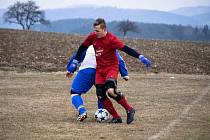 NEJEN NA ŠUMAVĚ musí fotbalisté bojovat s nelehkými podmínkami, momentka je ze zápasu v Nalžovských Horách.