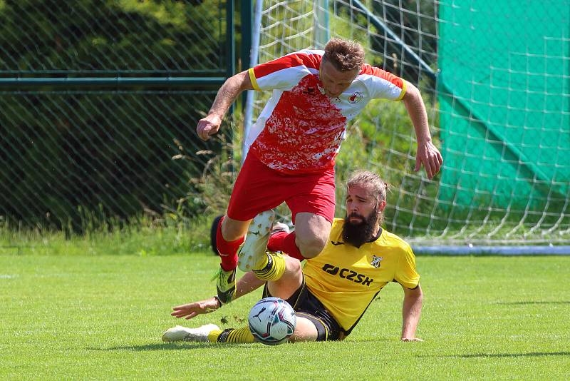 30. kolo KPM: TJ Sokol Lhota (žlutí) - Slavia Vejprnice 1:4.