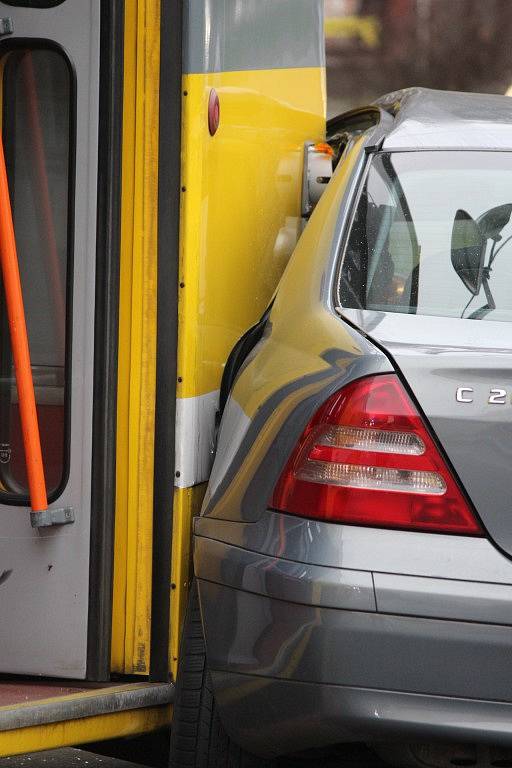 Nehoda tramvaje a osobního auta na Koterovské třídě