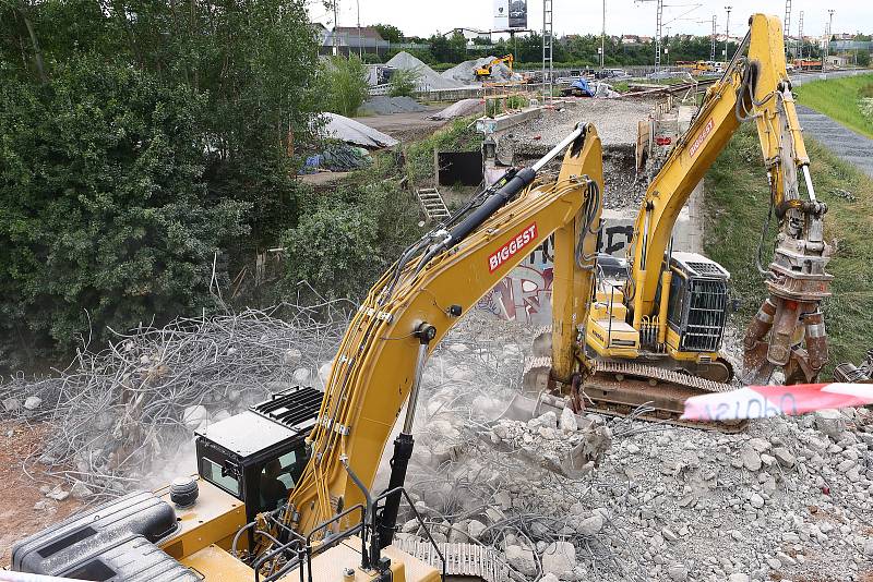 Demolice železničního mostu a vložení mostního provizoria mezi Bručnou a Koterovem je součástí prováděné modernizace železniční trati mezi Plzní a Nepomukem.