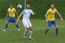 I. A třída (25. kolo): FC Křimice (bílé dresy) - FK Bohemia Kaznějov (fotbalisté ve žlutých dresech) 5:1.