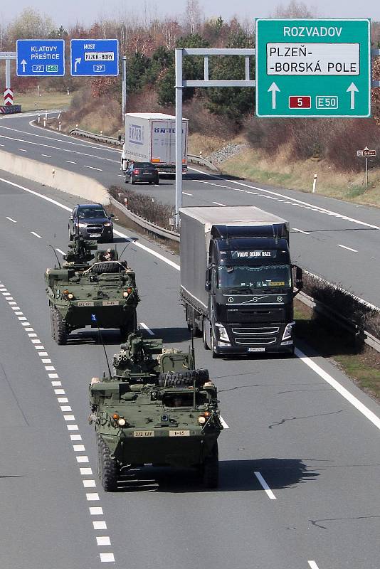 Konvoj vozidel armády USA na dálnici D5 nedaleko Plzně.