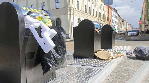 Podzemní kontejnery na Mikulášském náměstí byly včera plné. Lidé je plnili ještě před spuštěním