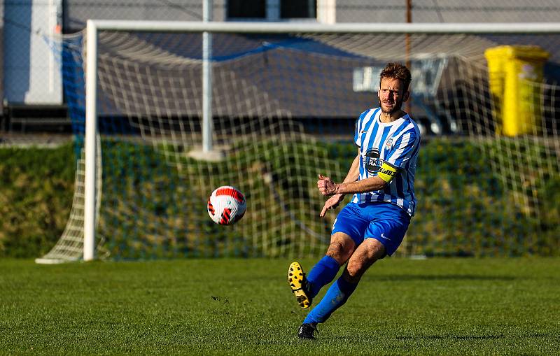 Fotbalisté plzeňské Košutky (na archivním snímku hráči v modrém) porazili v sobotním zápase 24. kola krajské I. A třídy soupeře z Kralovic 3:2.