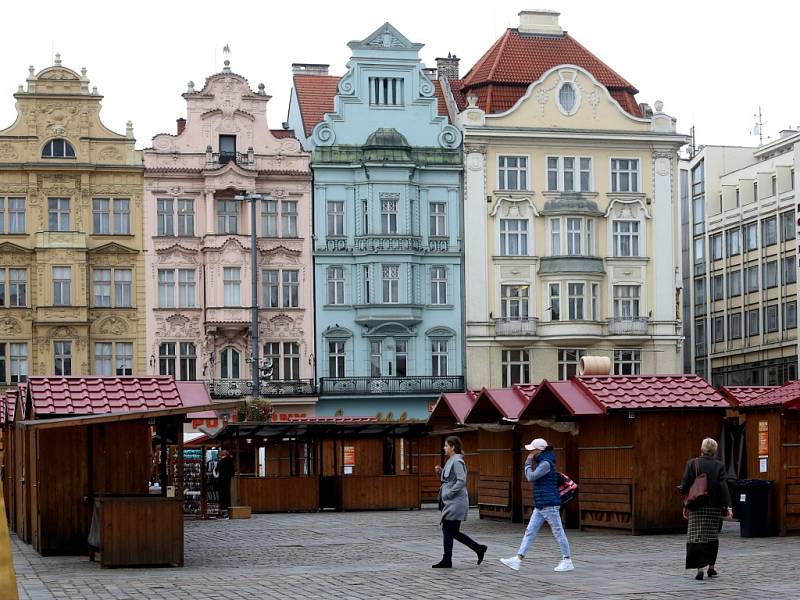 Příprava Havelských trhů na náměstí Republiky v Plzni