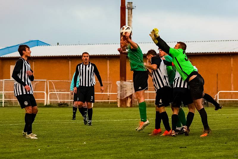 15. kolo I. A třídy: SK Smíchov Plzeň - FC Rokycany B (na snímku fotbalisté v zelených dresech) 4:2 (2:0).