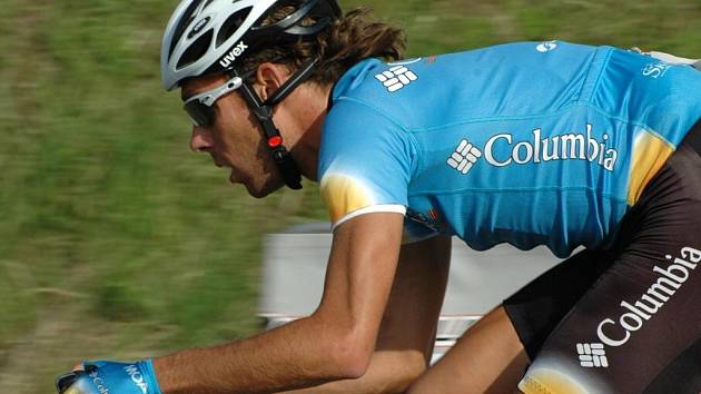 Minulou  sezonu dokončil cyklista František  Raboň  v  modrém dresu (na snímku),  aby do té letošní vjel oblečen nově do bílo–žluto–černé kombinace barev stejného zaměstnavatele, americké stáje Columbia–High Road