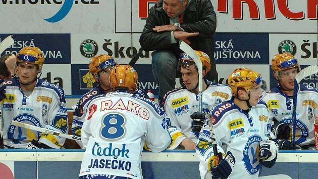 V defenzivě hrajte jednoduše, dodržujte taktiku, burcují plzeňští trenéři (na snímku  udílí pokyny asistent František Černý) borce Lasselsbergeru, kteří teď ztratili druhý zápas po sobě vinou špatného začátku