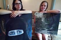 Aisha Kristová (vlevo) s obrazem Kandahár a její spolužačka Kateřina Pražská s jednou ze svých krajinomaleb. Díla jsou k vidění v plzeňské Galerii Azyl. 