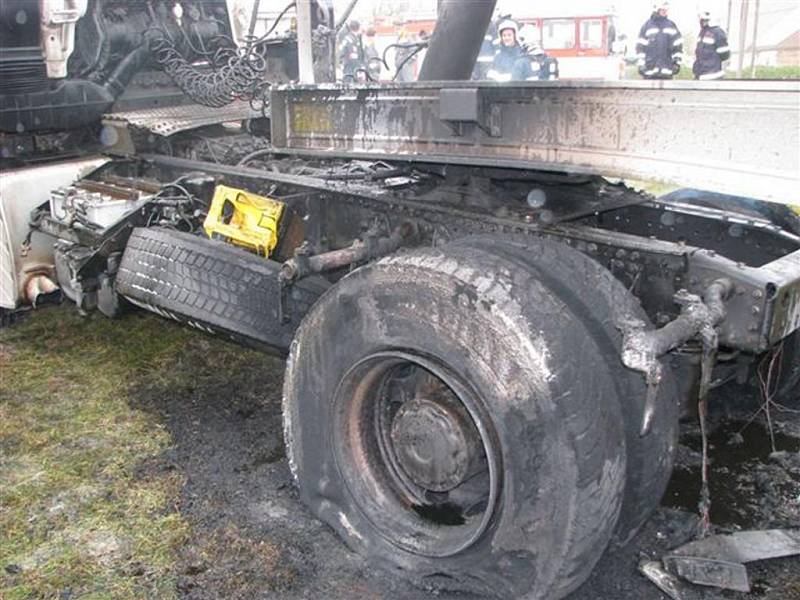 Kamion vyklopenou korbou zavadil o dráty vysokého napětí, které následně způsobilo požár vozu